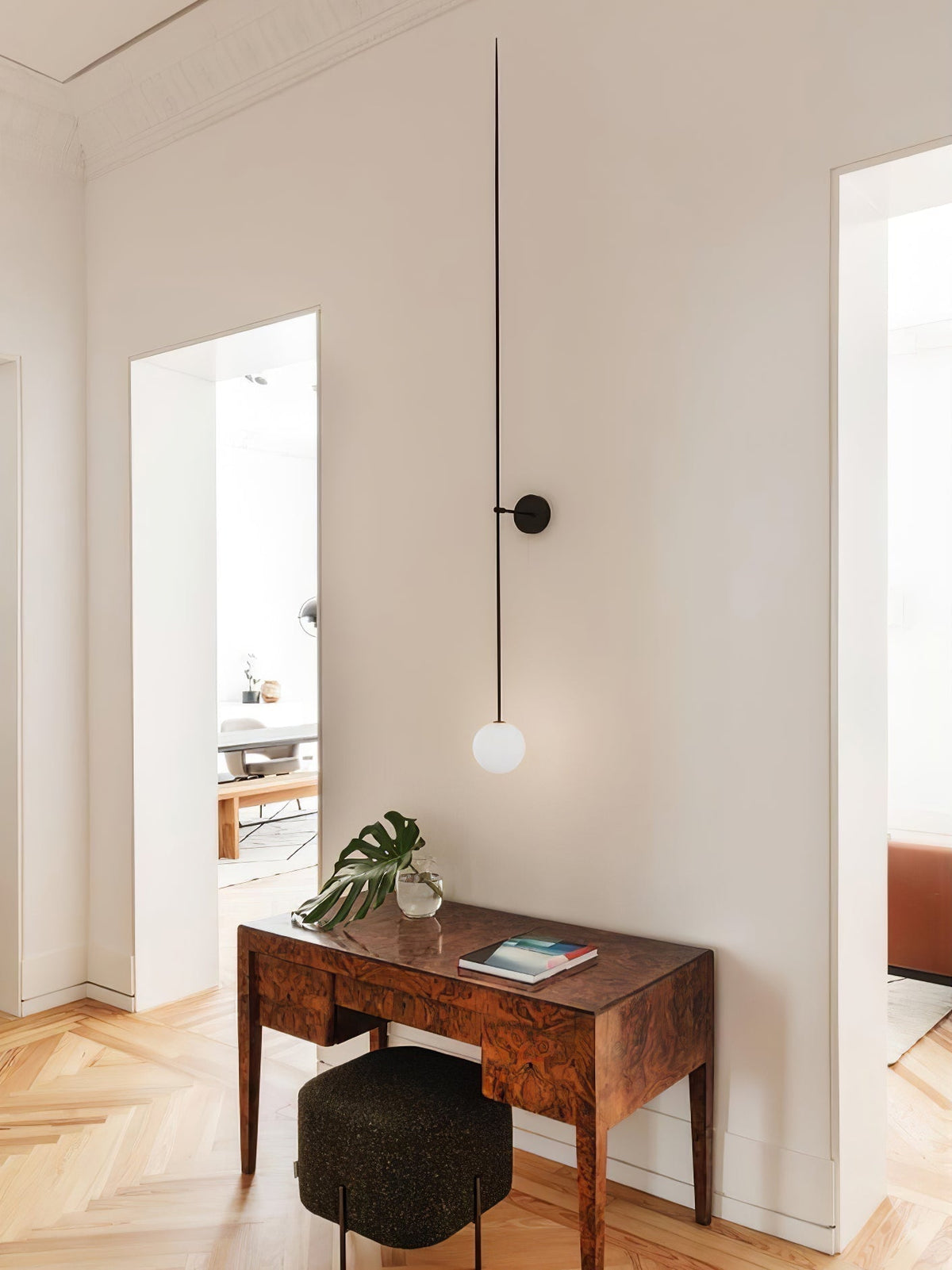 Veluelle Moderne minimalistische wandlamp met mobiele glaskogel