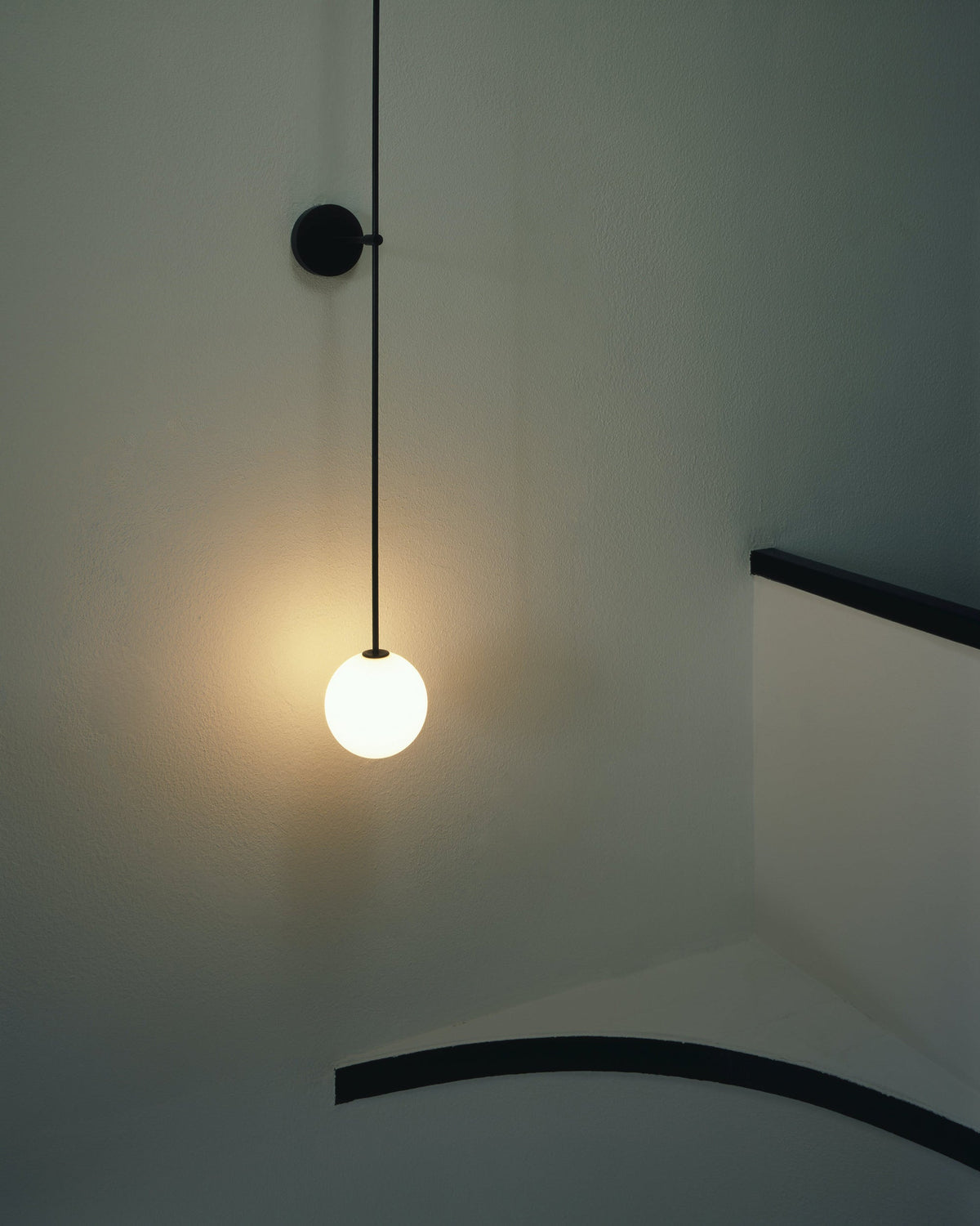 Veluelle Moderne minimalistische wandlamp met mobiele glaskogel