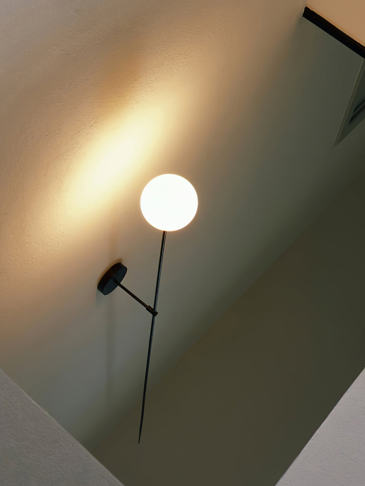 Veluelle Moderne minimalistische wandlamp met mobiele glaskogel