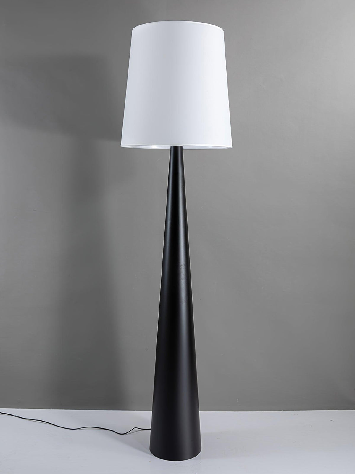 Linania vloerlamp met stoffen kap in minimalistisch ontwerp