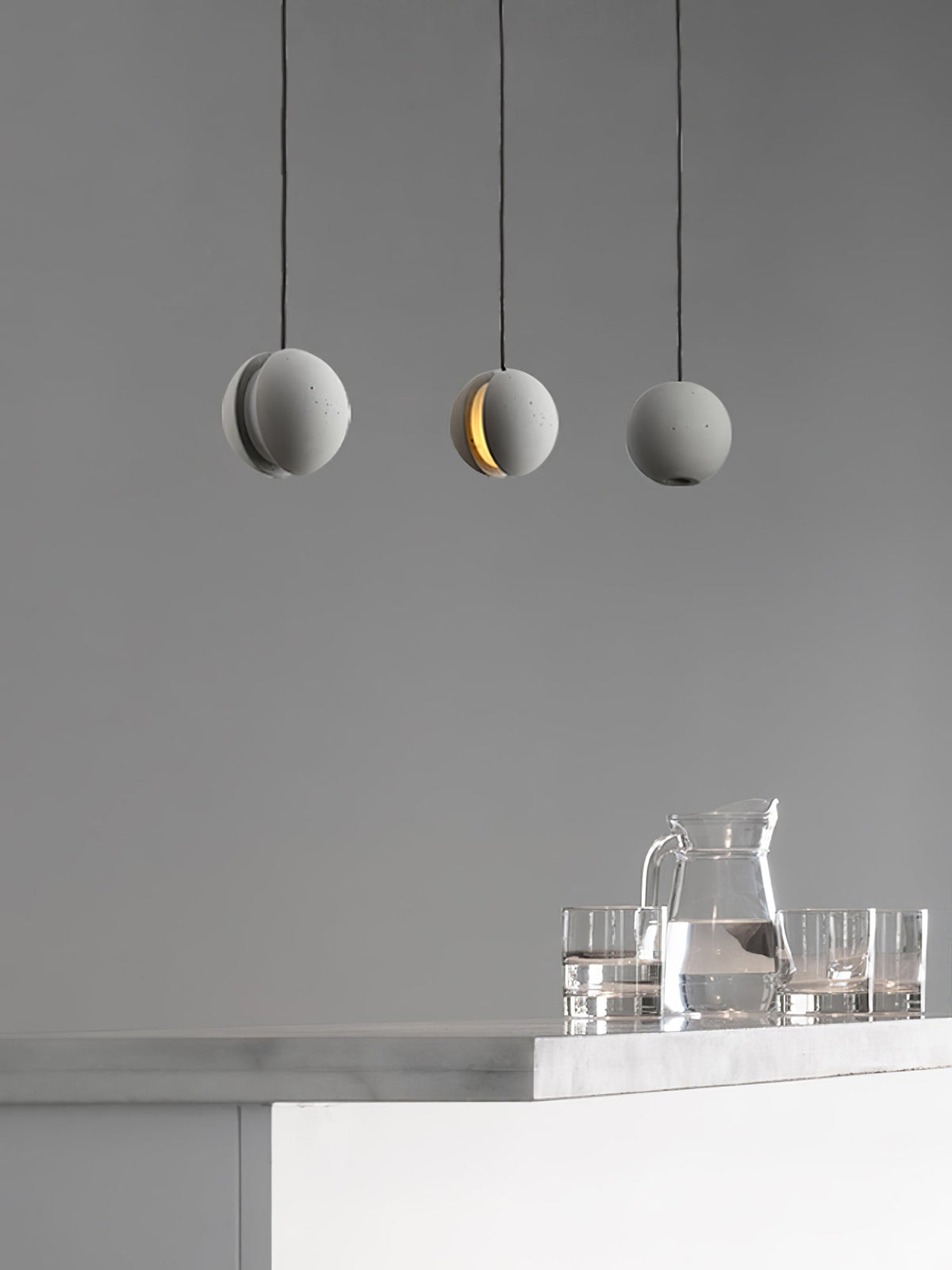 Umi hanglamp van beton met bolvormige maan Minimalistisch