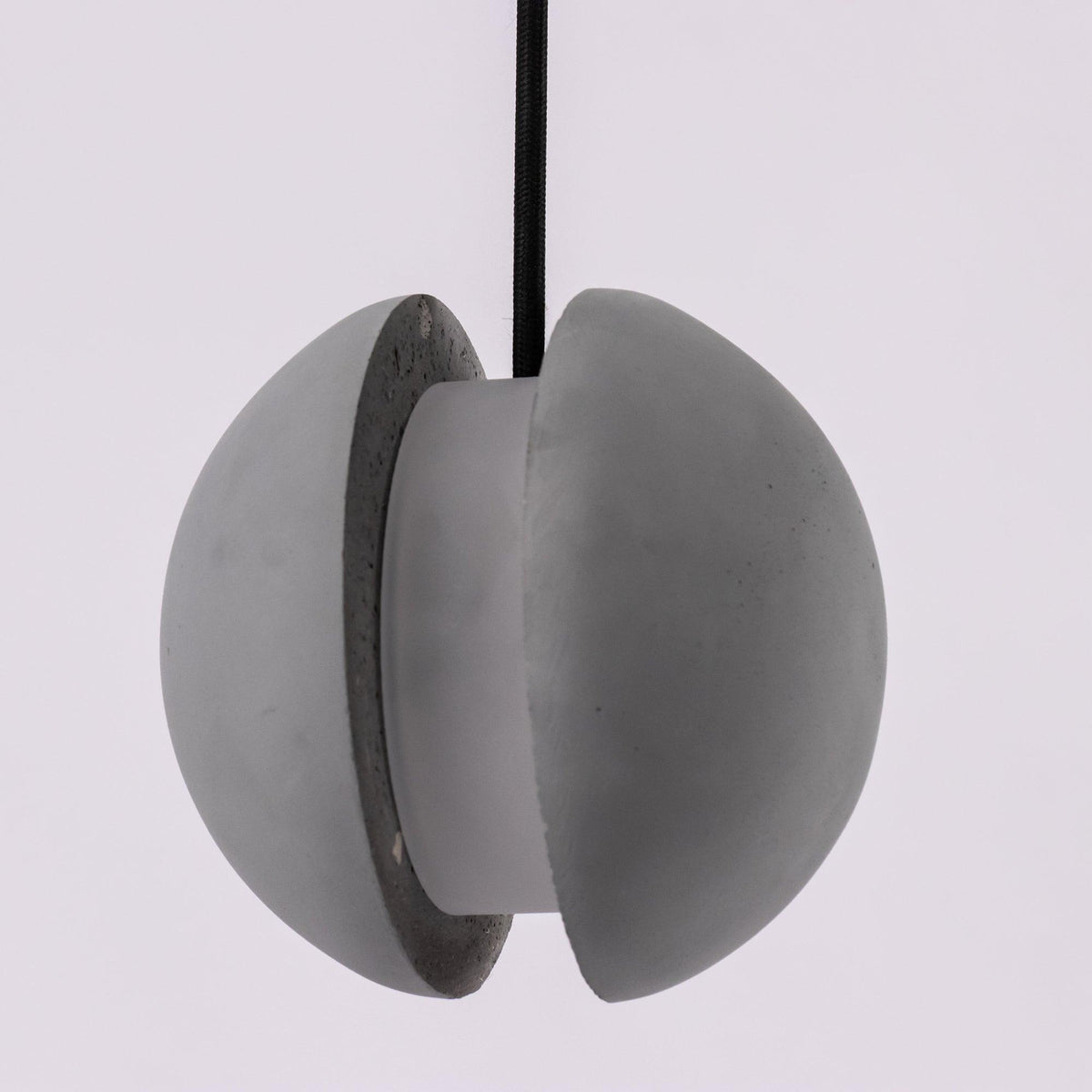 Umi hanglamp van beton met bolvormige maan Minimalistisch