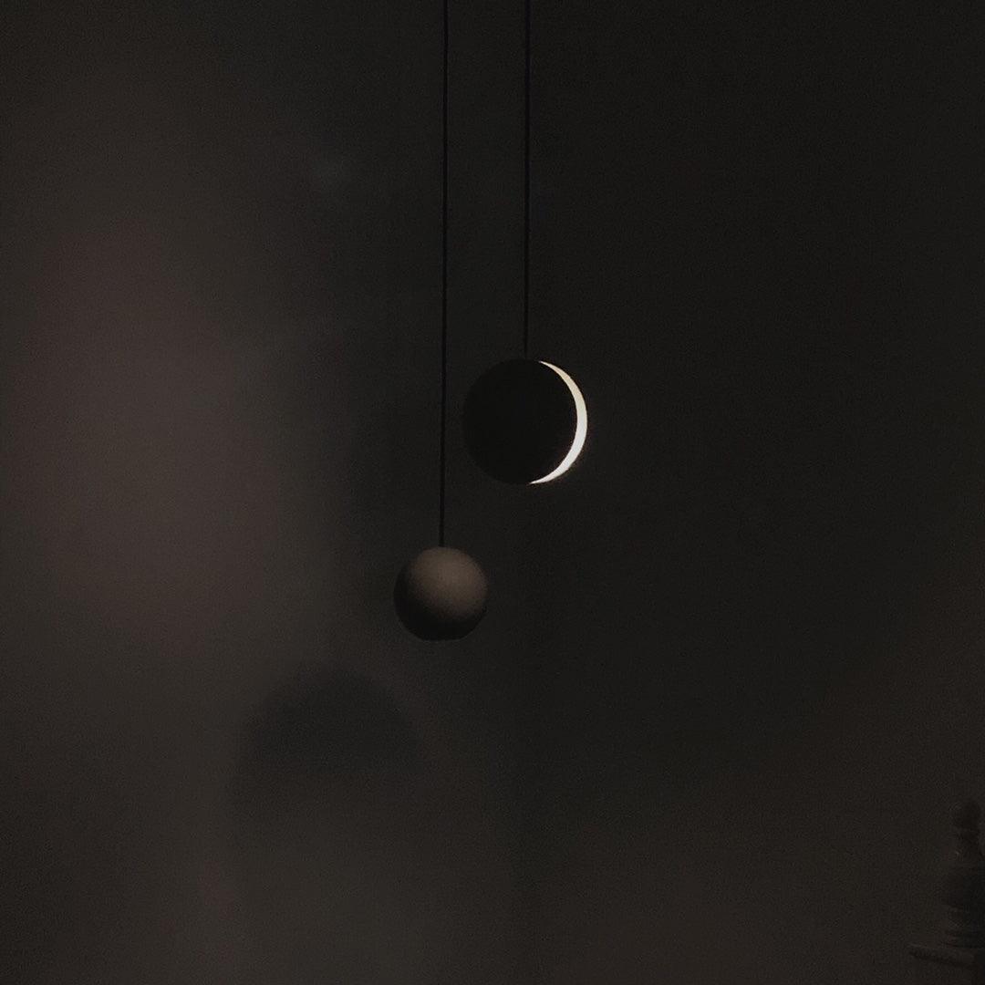 Umi hanglamp van beton met bolvormige maan Minimalistisch