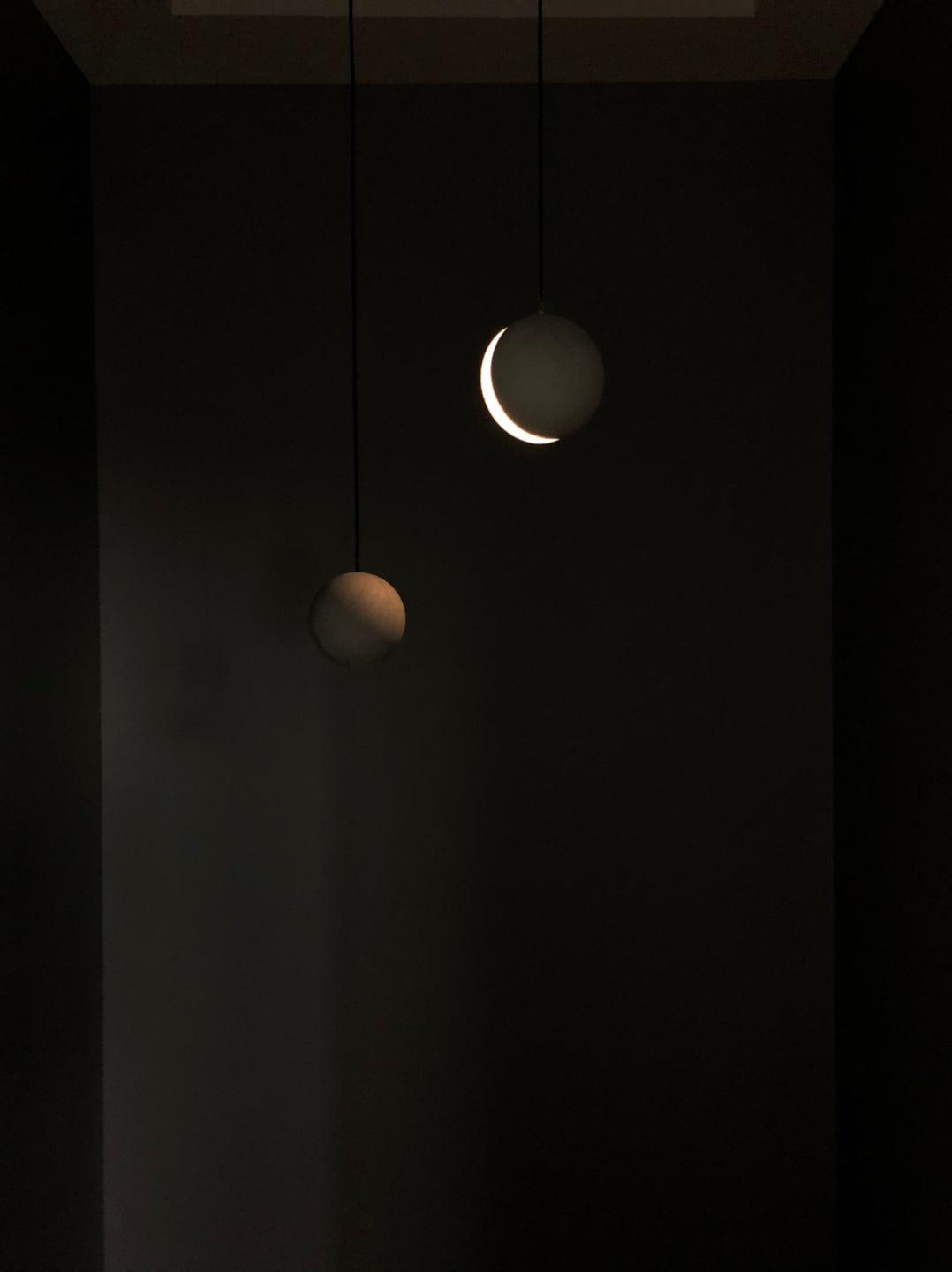 Umi hanglamp van beton met bolvormige maan Minimalistisch