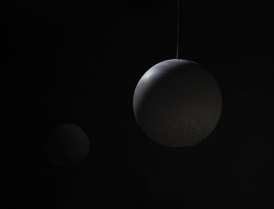 Umi hanglamp van beton met bolvormige maan Minimalistisch