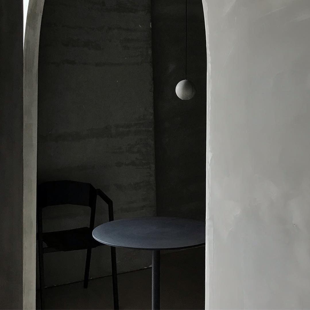 Umi hanglamp van beton met bolvormige maan Minimalistisch