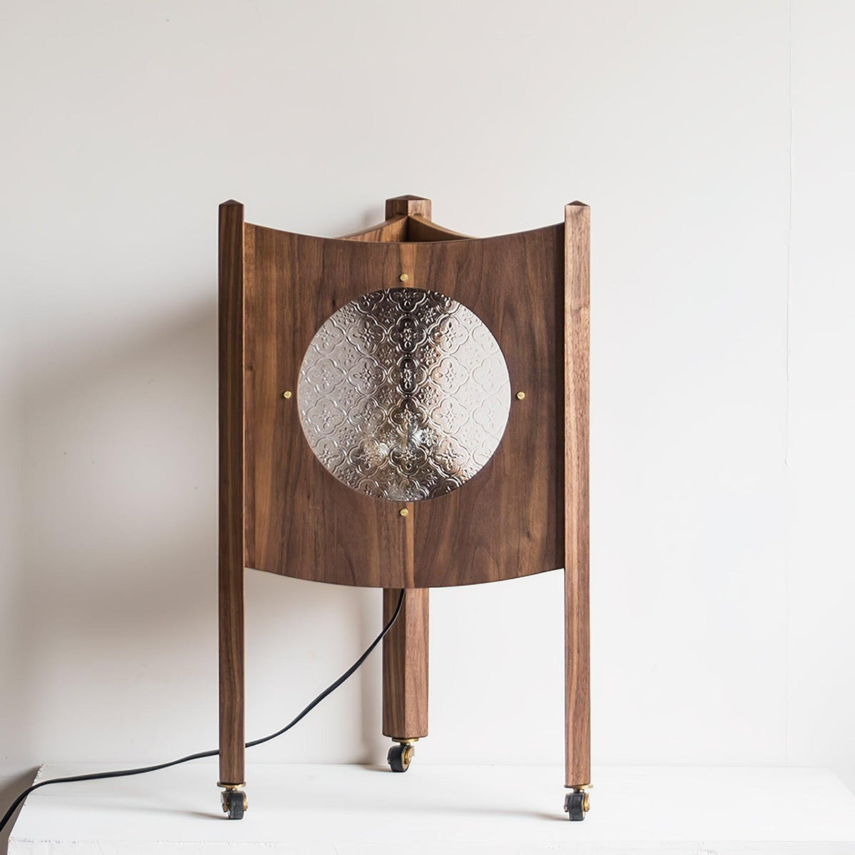 Carvora vloerlamp van walnoothout