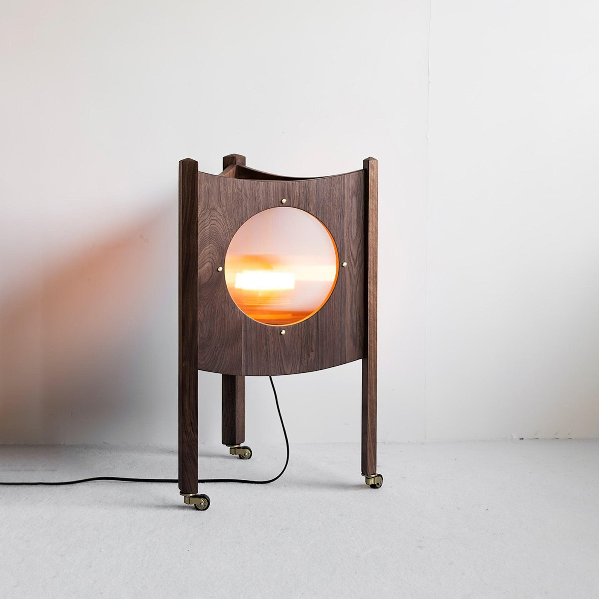 Carvora vloerlamp van walnoothout