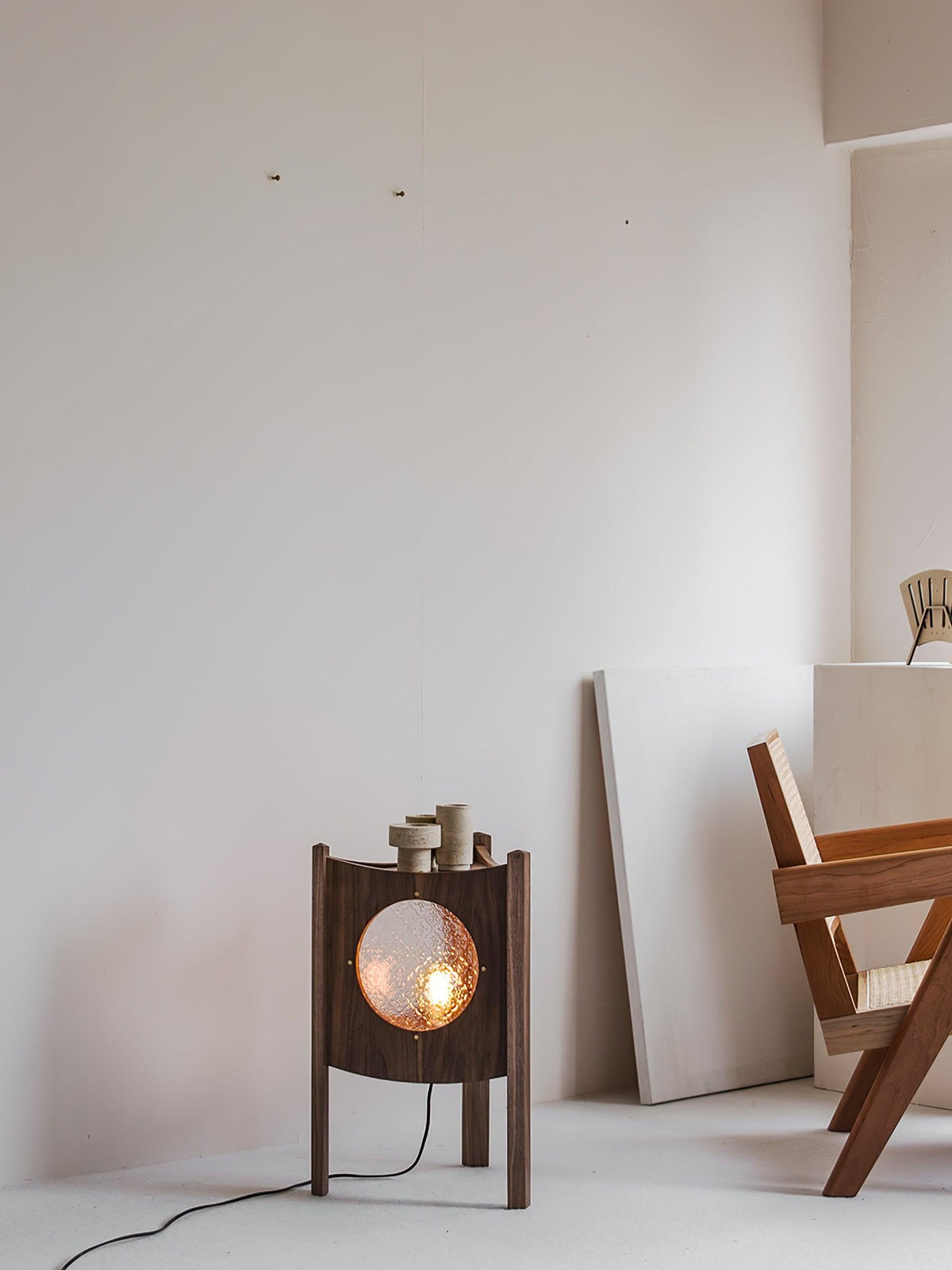 Carvora vloerlamp van walnoothout