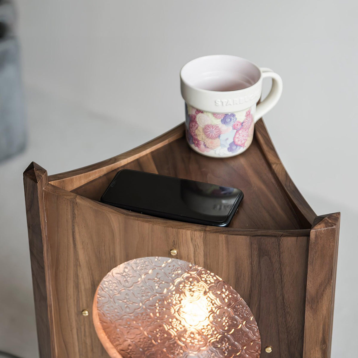 Carvora vloerlamp van walnoothout