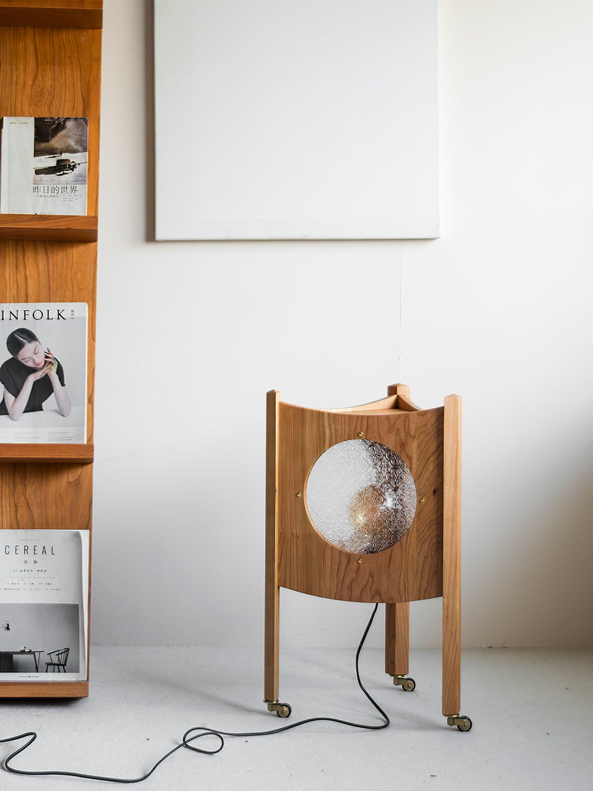 Carvora vloerlamp van walnoothout