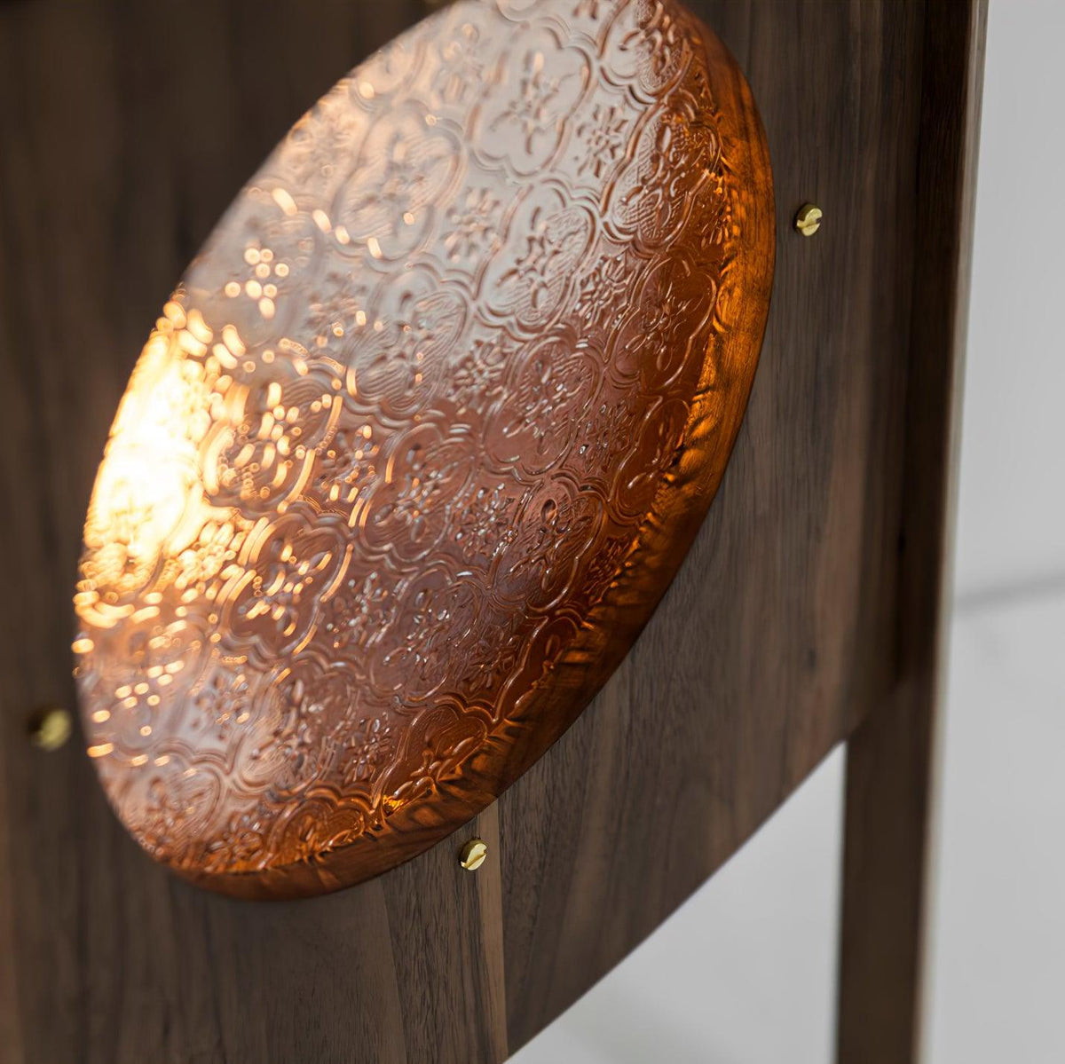 Carvora vloerlamp van walnoothout