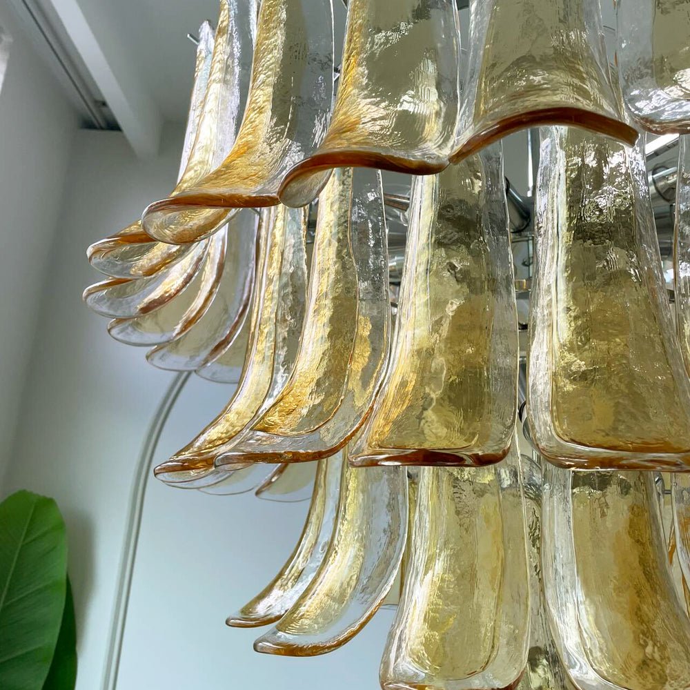 Celorian kroonluchter met amberkleurige Murano-glasbloemblaadjes in gelaagde lotusbloemen met bloemblaadjes