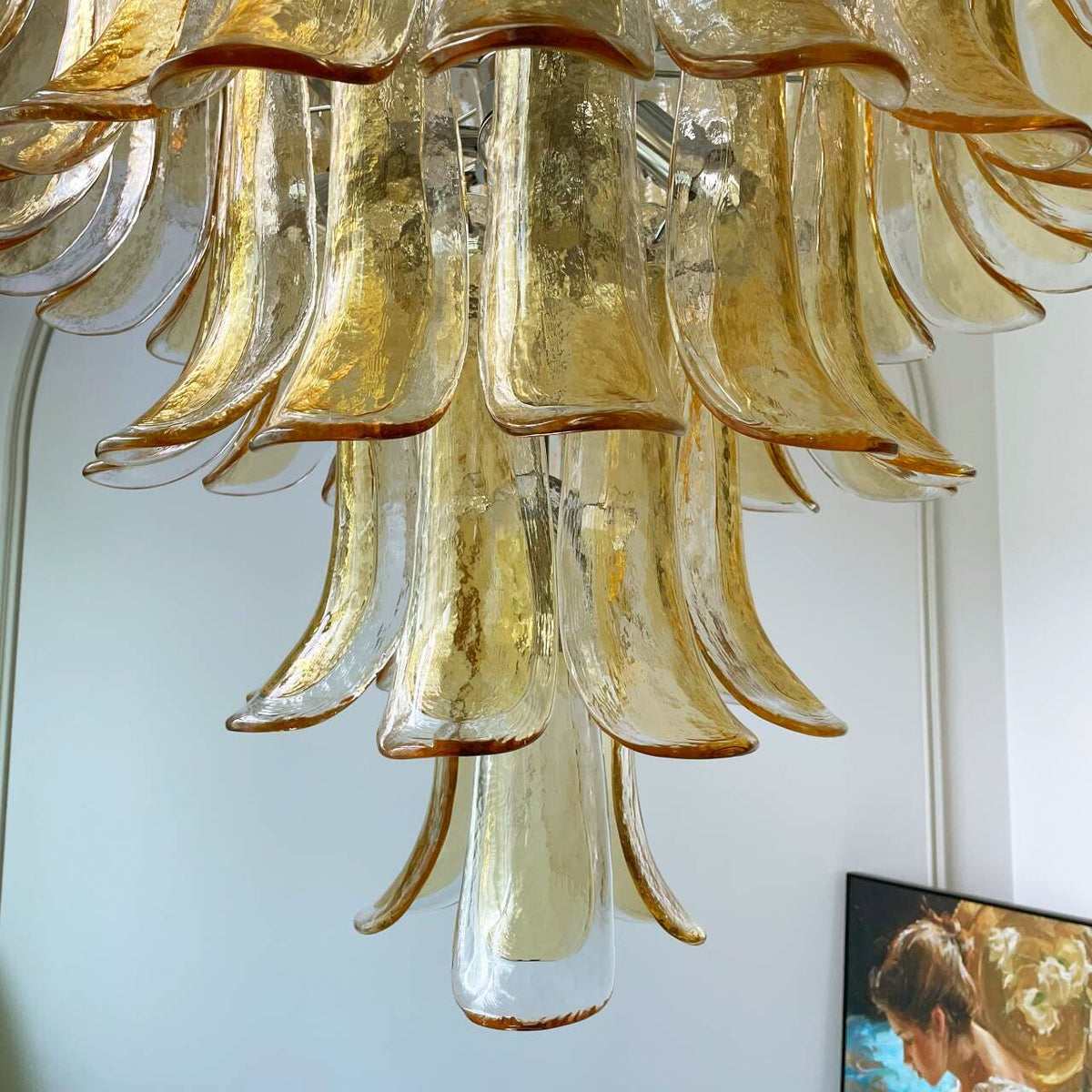 Celorian kroonluchter met amberkleurige Murano-glasbloemblaadjes in gelaagde lotusbloemen met bloemblaadjes