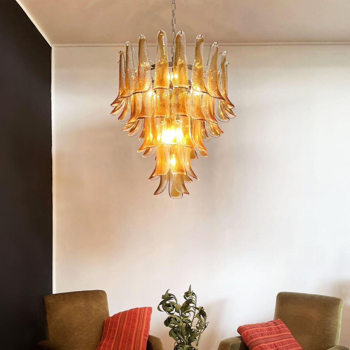 Celorian kroonluchter met amberkleurige Murano-glasbloemblaadjes in gelaagde lotusbloemen met bloemblaadjes
