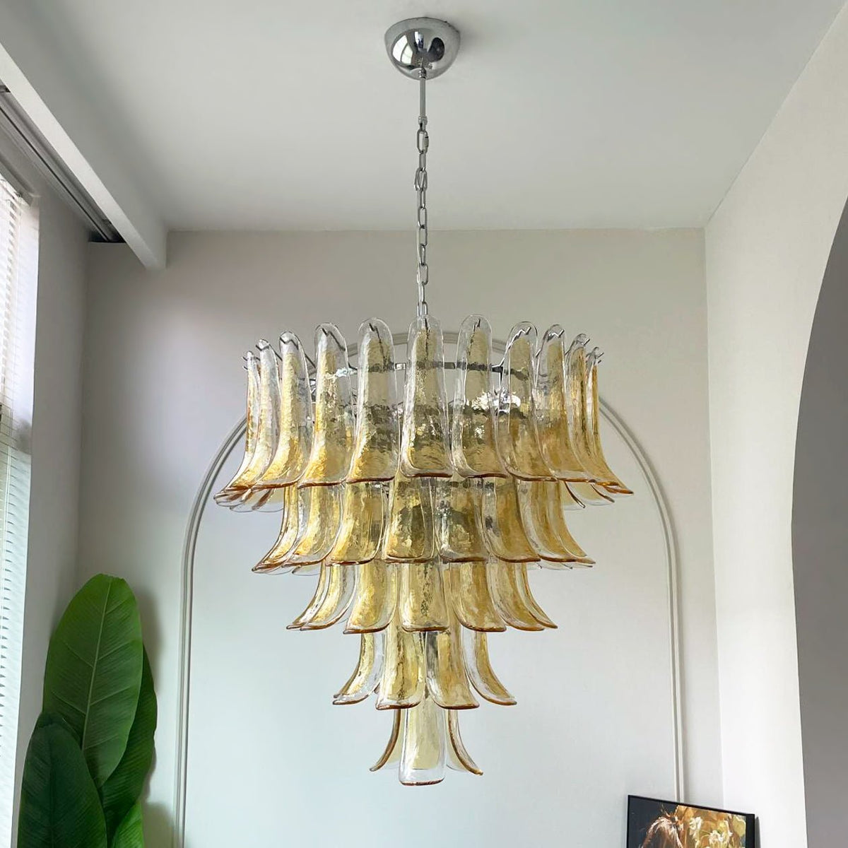 Celorian kroonluchter met amberkleurige Murano-glasbloemblaadjes in gelaagde lotusbloemen met bloemblaadjes