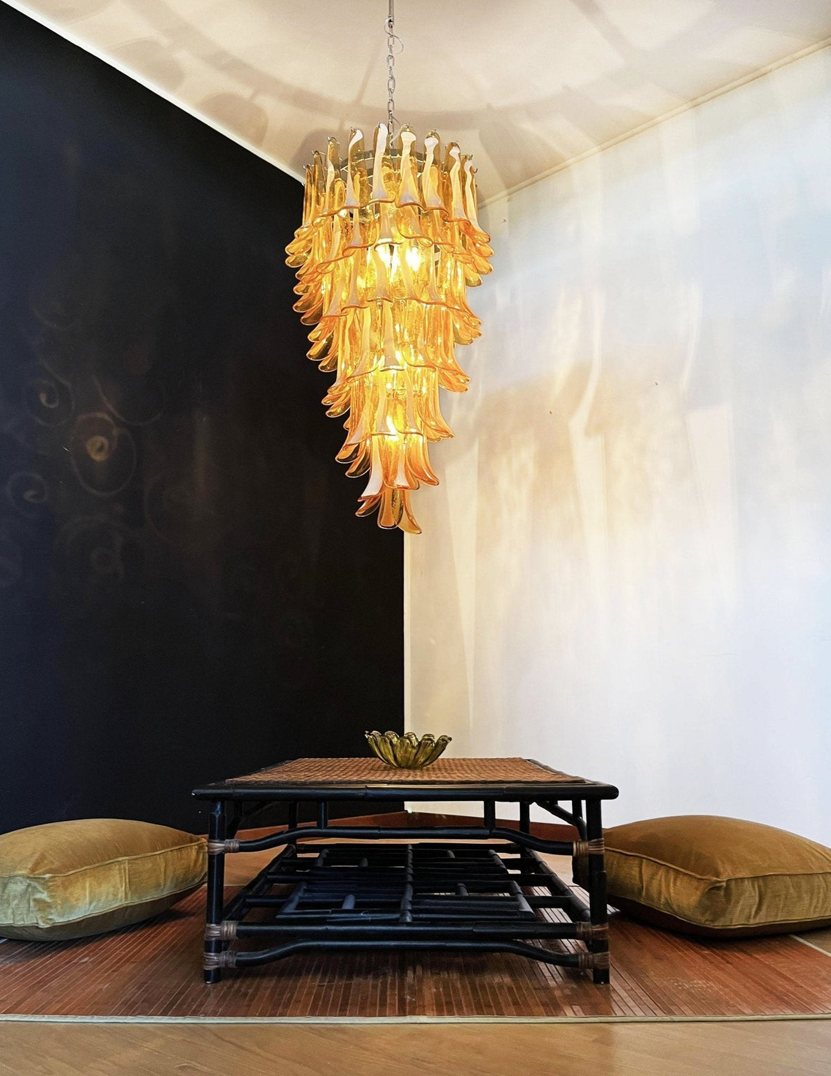 Lumenaine kroonluchter met amberkleurige Murano-spiralen en witte bloemblaadjes