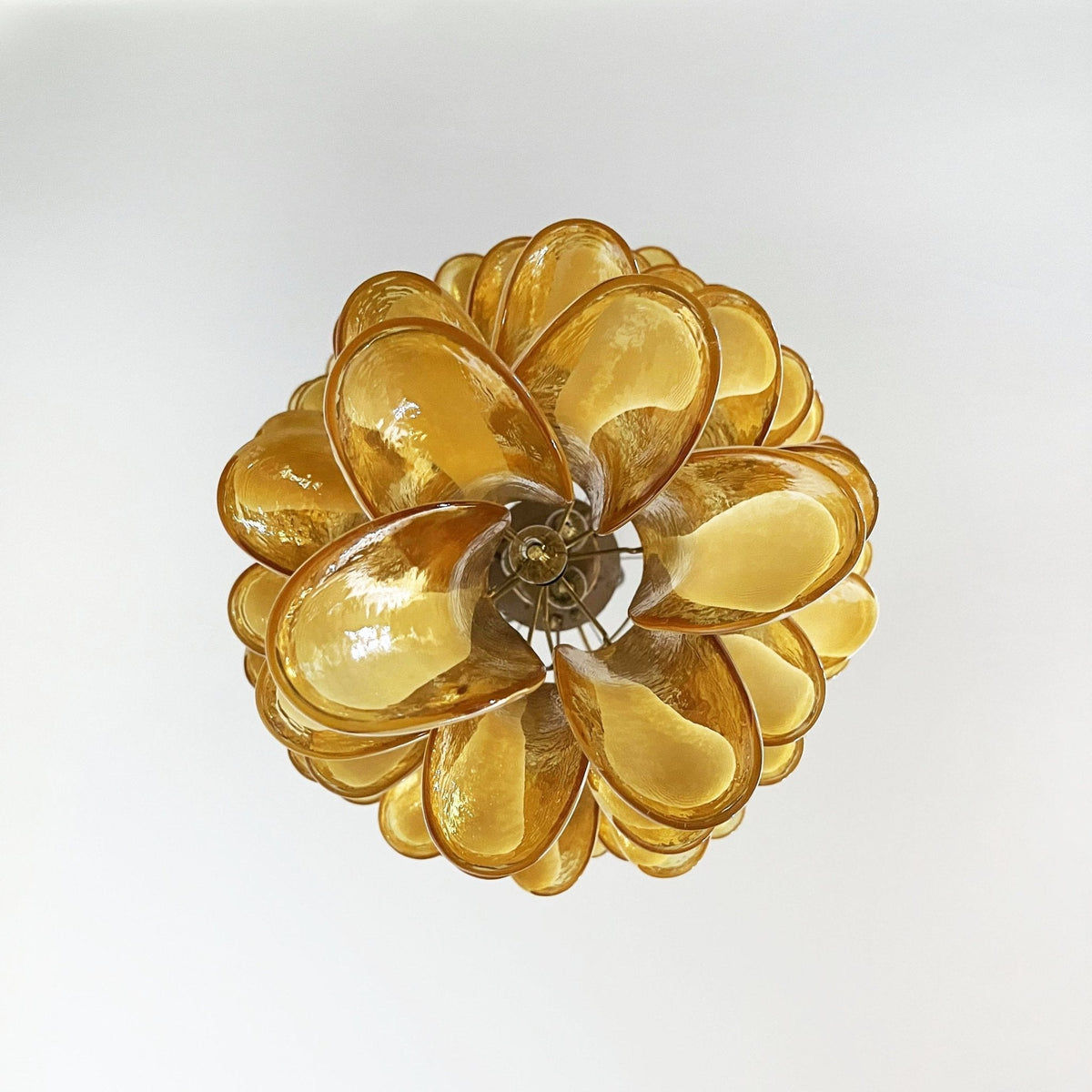 Lumenaine kroonluchter met amberkleurige Murano-spiralen en witte bloemblaadjes