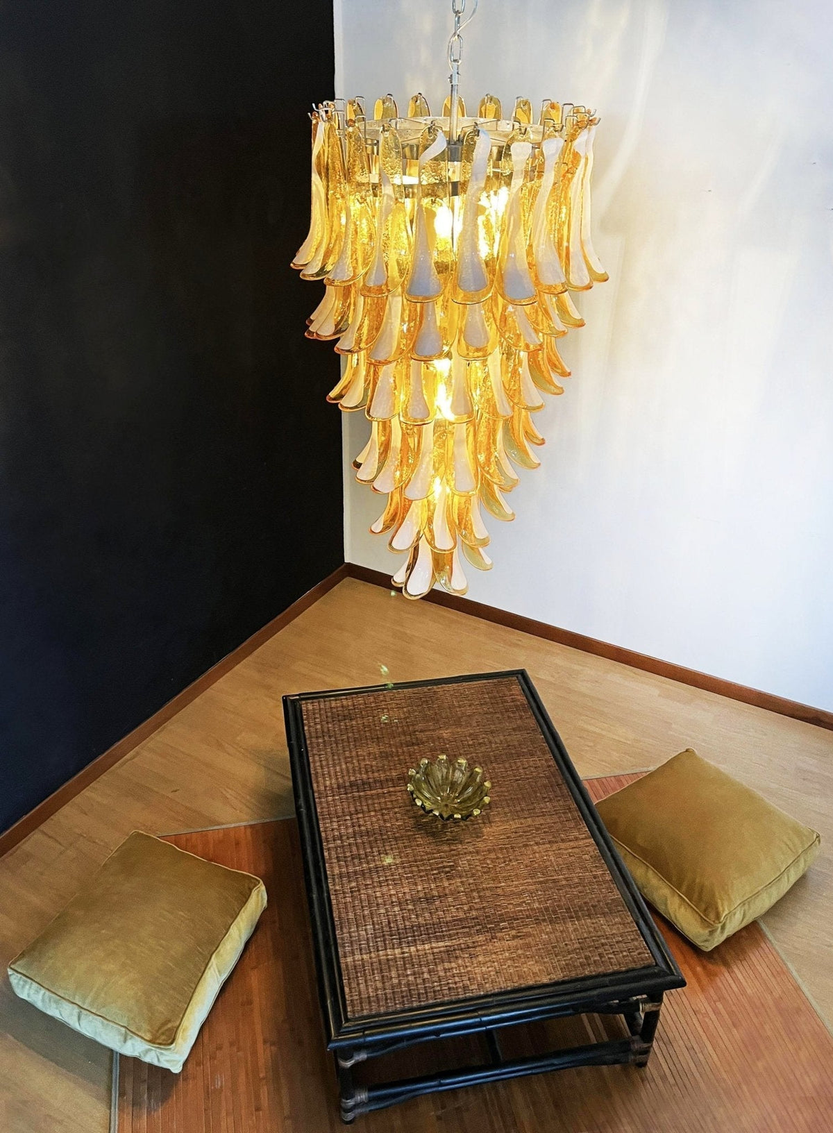Lumenaine kroonluchter met amberkleurige Murano-spiralen en witte bloemblaadjes