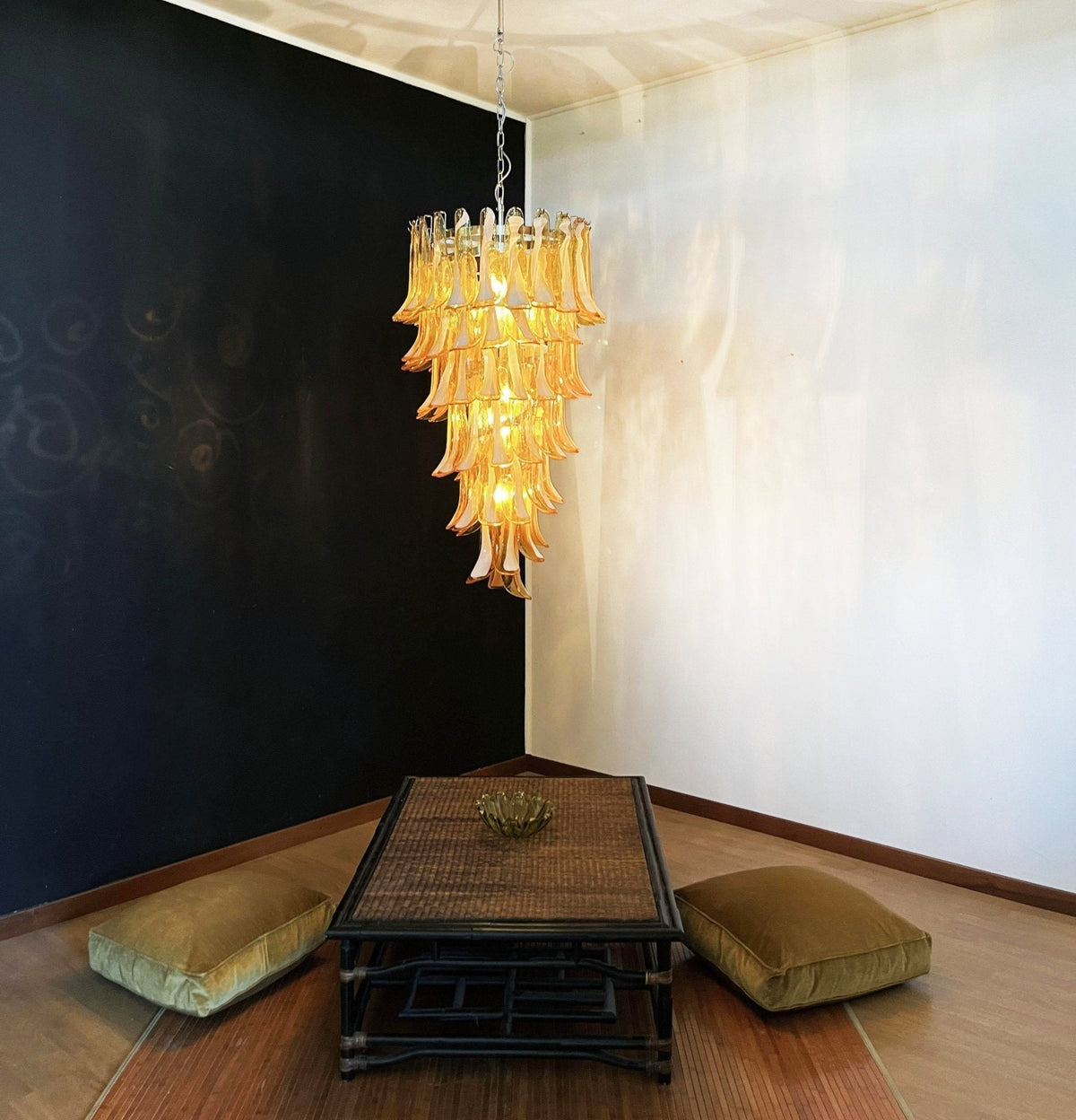 Lumenaine kroonluchter met amberkleurige Murano-spiralen en witte bloemblaadjes