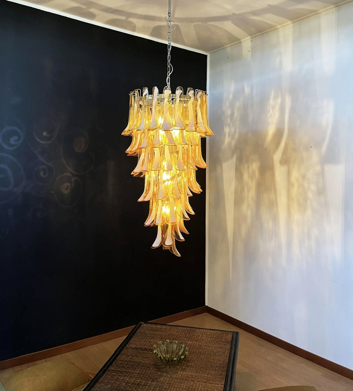 Lumenaine kroonluchter met amberkleurige Murano-spiralen en witte bloemblaadjes