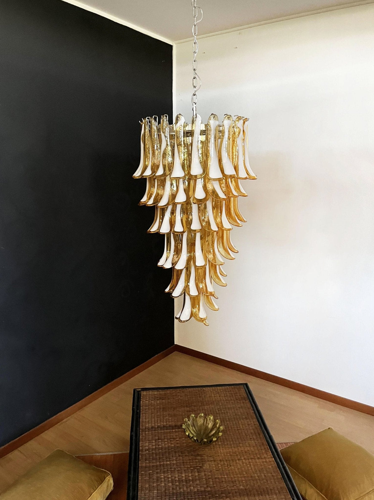 Lumenaine kroonluchter met amberkleurige Murano-spiralen en witte bloemblaadjes