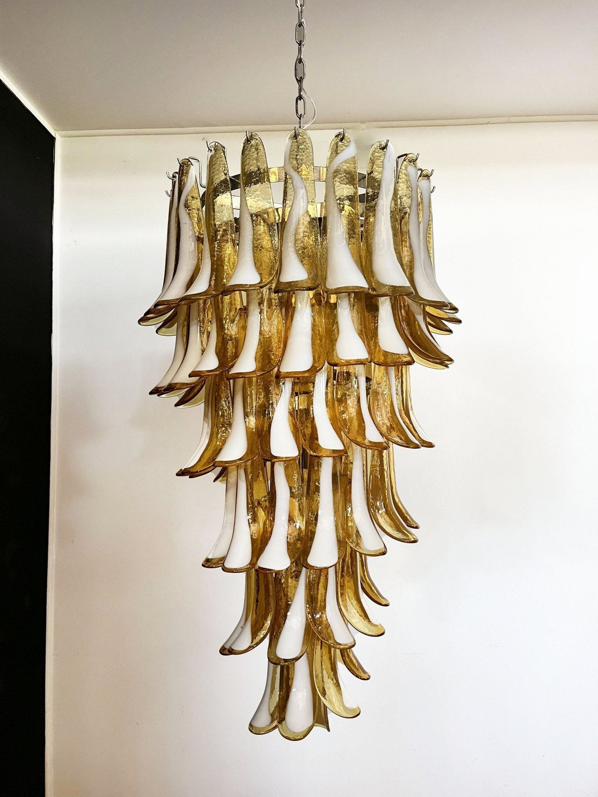 Lumenaine kroonluchter met amberkleurige Murano-spiralen en witte bloemblaadjes