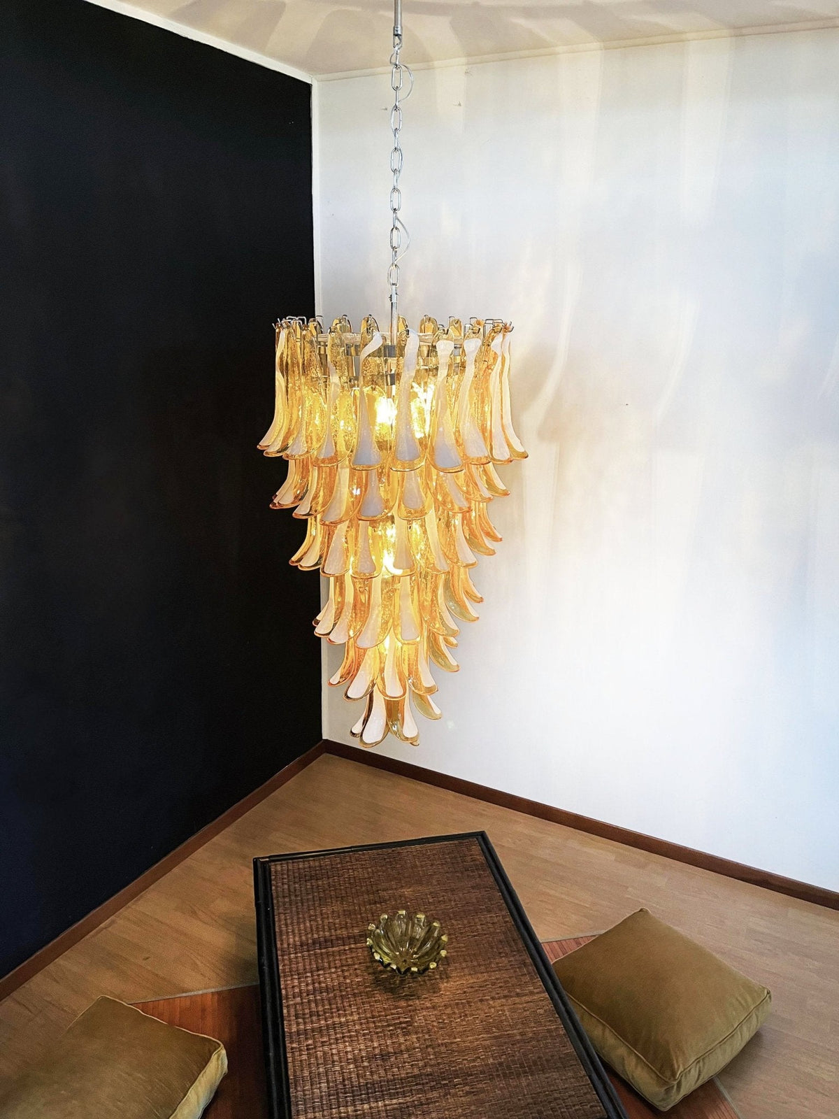 Lumenaine kroonluchter met amberkleurige Murano-spiralen en witte bloemblaadjes