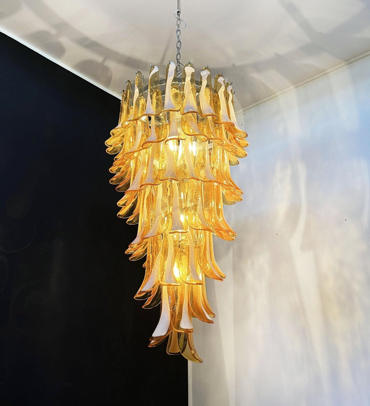 Lumenaine kroonluchter met amberkleurige Murano-spiralen en witte bloemblaadjes