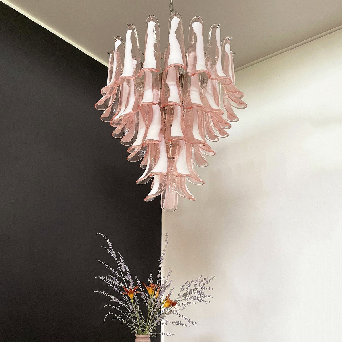 Velorira kroonluchter met roze Murano-glas bloemblaadjes cascade