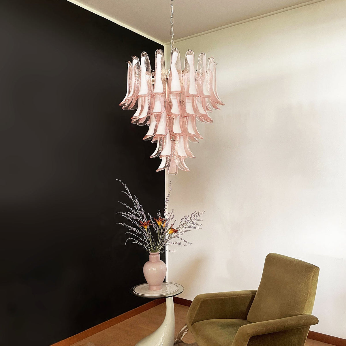 Velorira kroonluchter met roze Murano-glas bloemblaadjes cascade