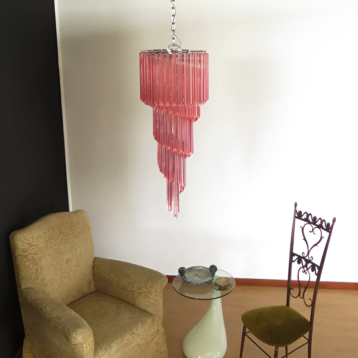 Reninelle kroonluchter met roze prisma's en spiraalontwerp