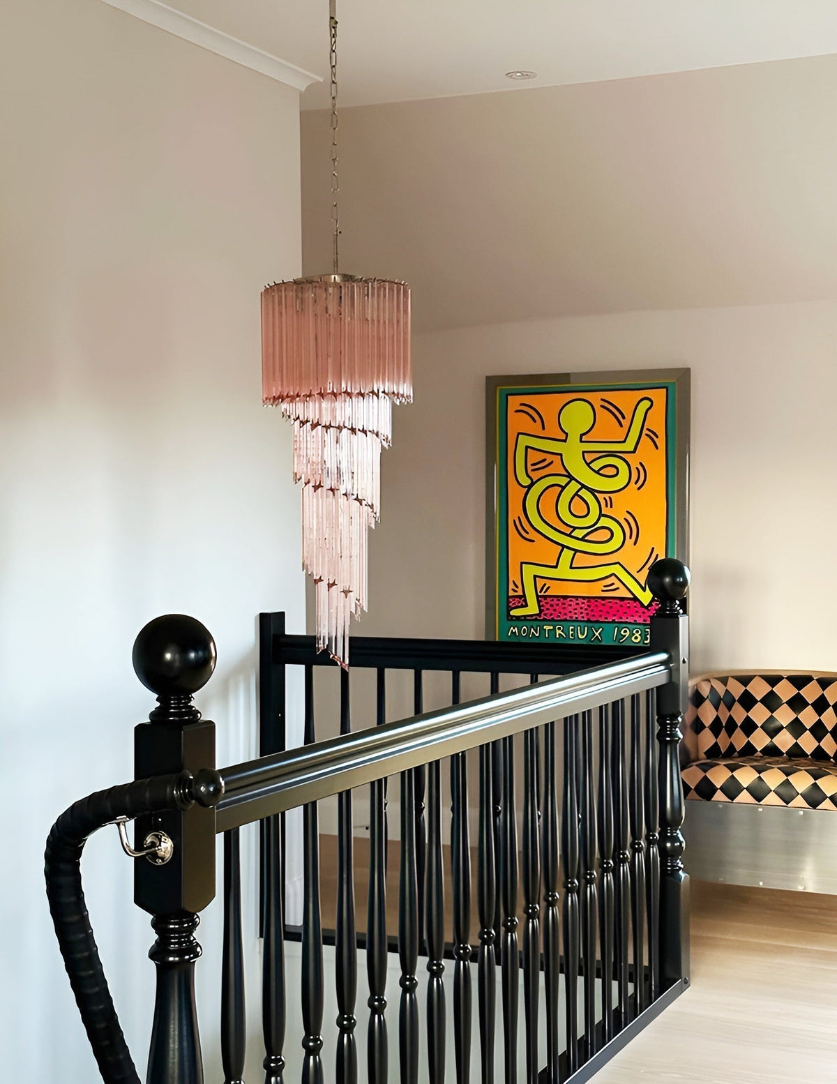 Reninelle kroonluchter met roze prisma's en spiraalontwerp