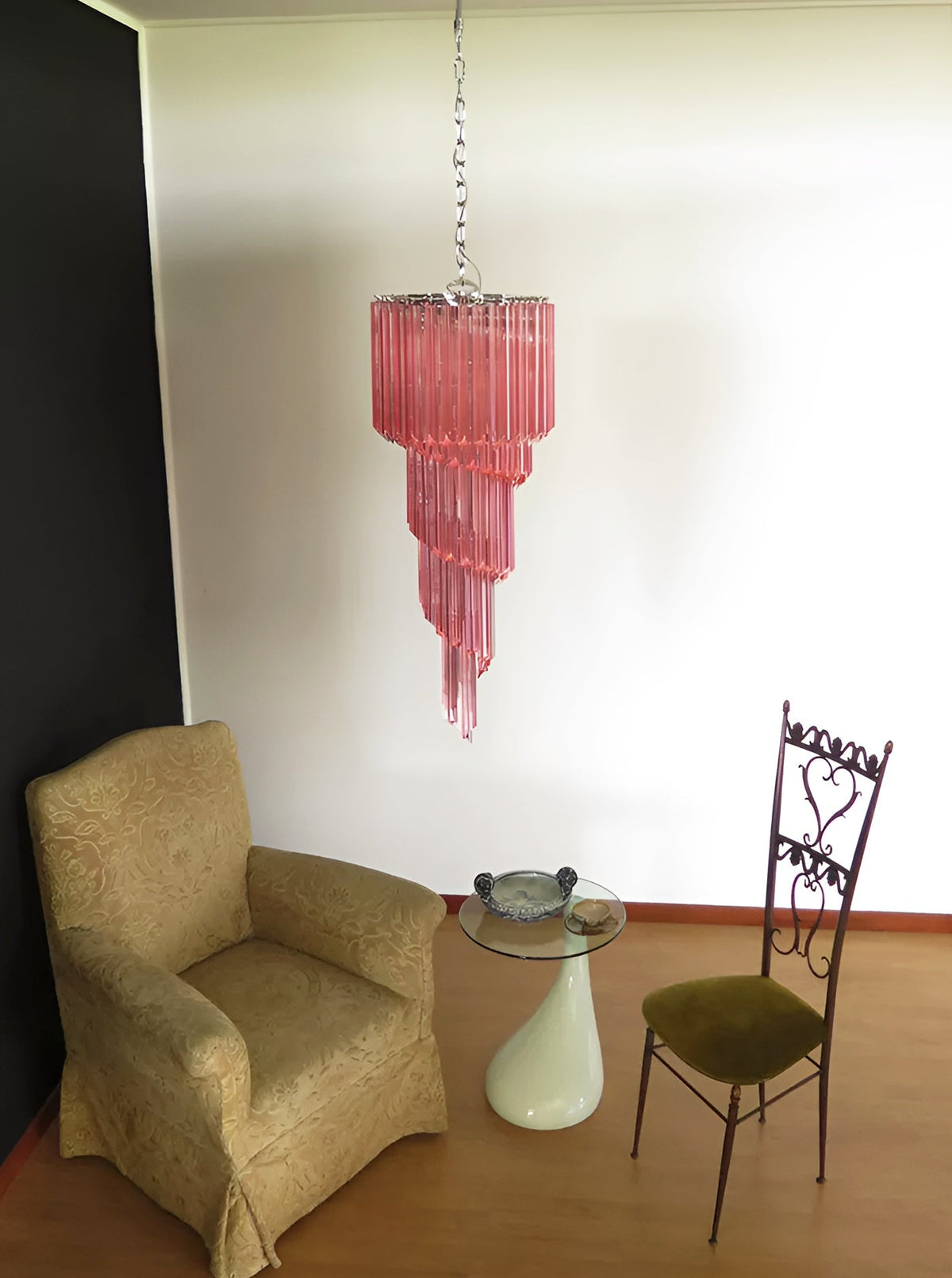 Reninelle kroonluchter met roze prisma's en spiraalontwerp