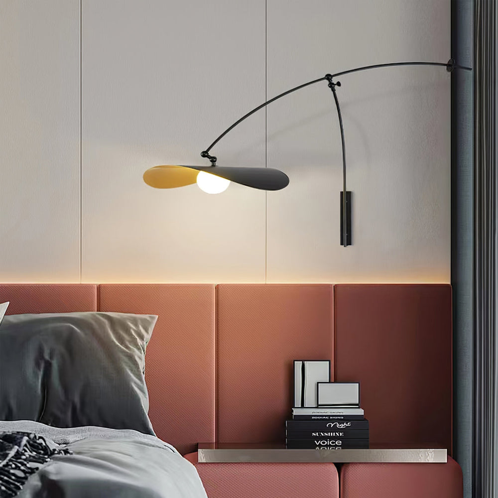 Tirove wandlamp van glas in minimalistisch ontwerp