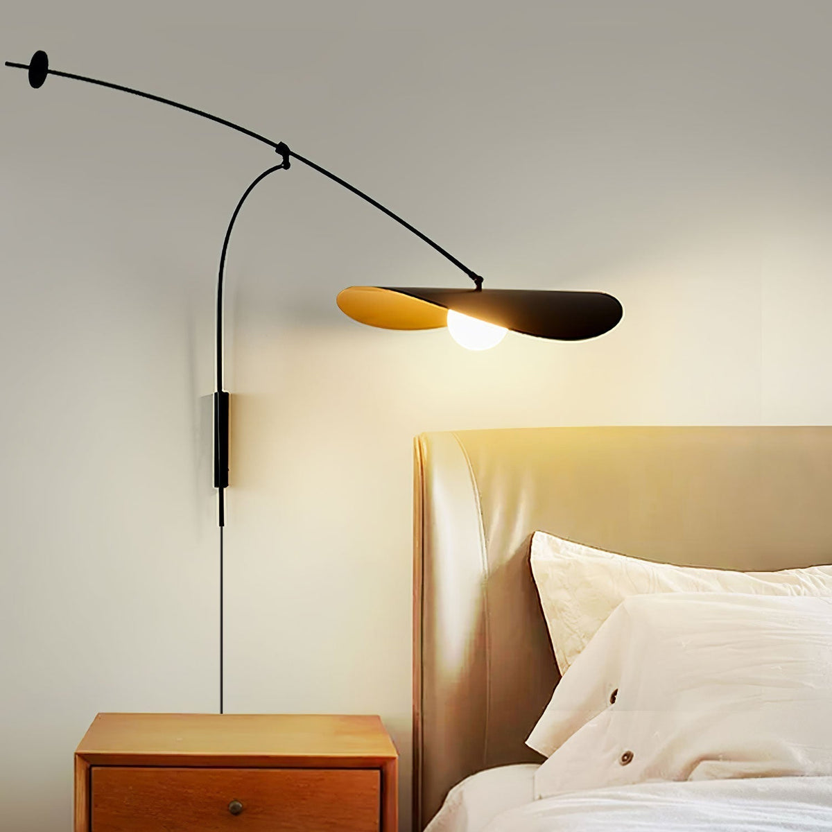 Tirove wandlamp van glas in minimalistisch ontwerp