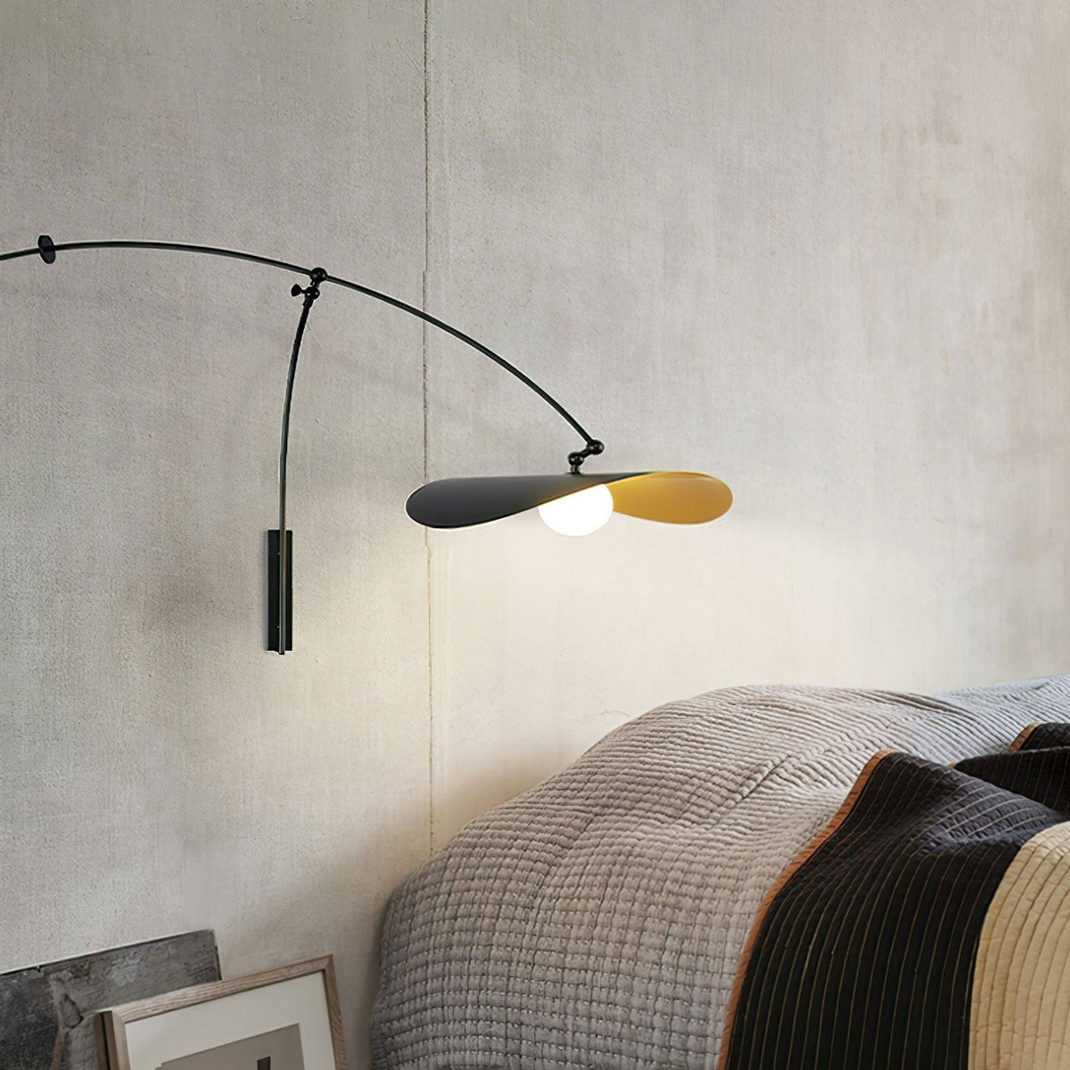 Tirove wandlamp van glas in minimalistisch ontwerp