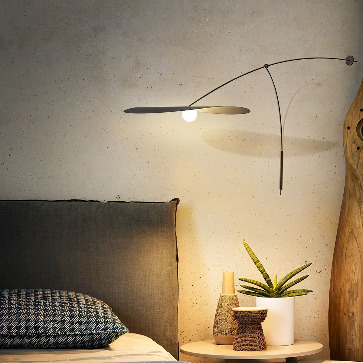 Tirove wandlamp van glas in minimalistisch ontwerp