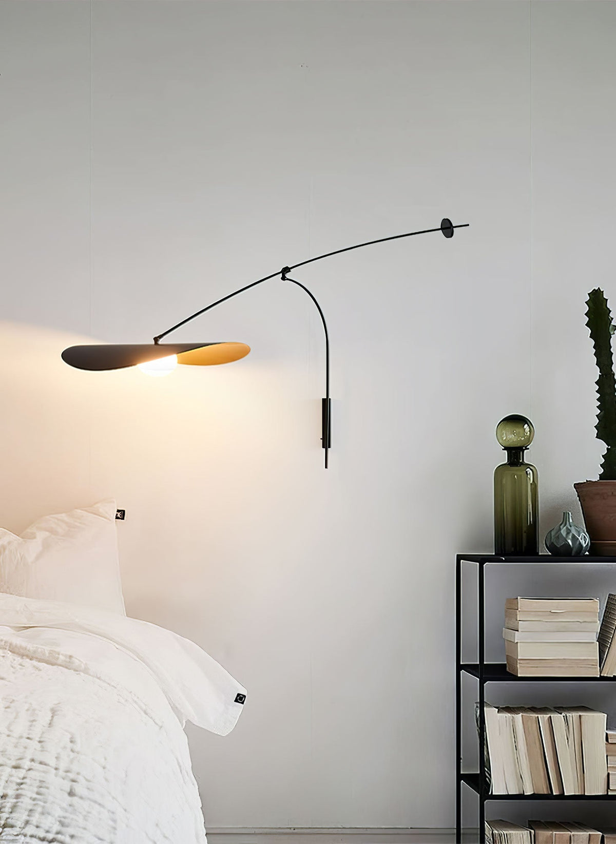 Tirove wandlamp van glas in minimalistisch ontwerp