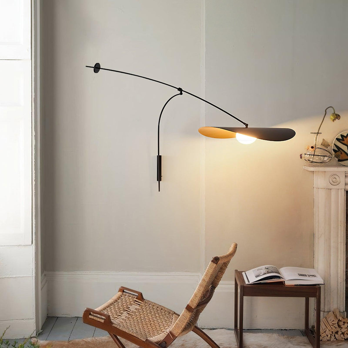 Tirove wandlamp van glas in minimalistisch ontwerp