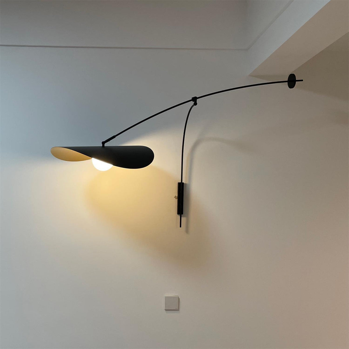 Tirove wandlamp van glas in minimalistisch ontwerp