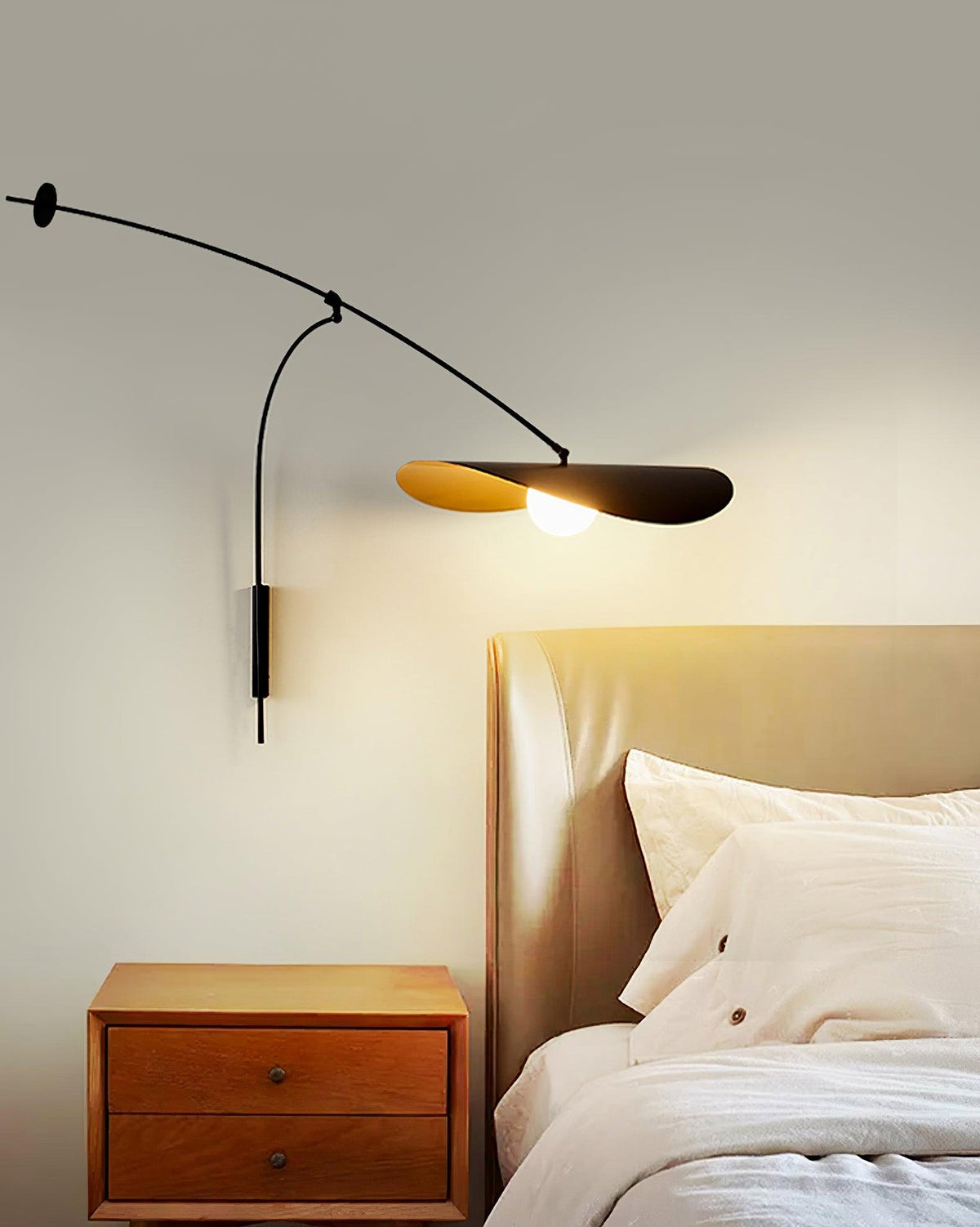 Tirove wandlamp van glas in minimalistisch ontwerp