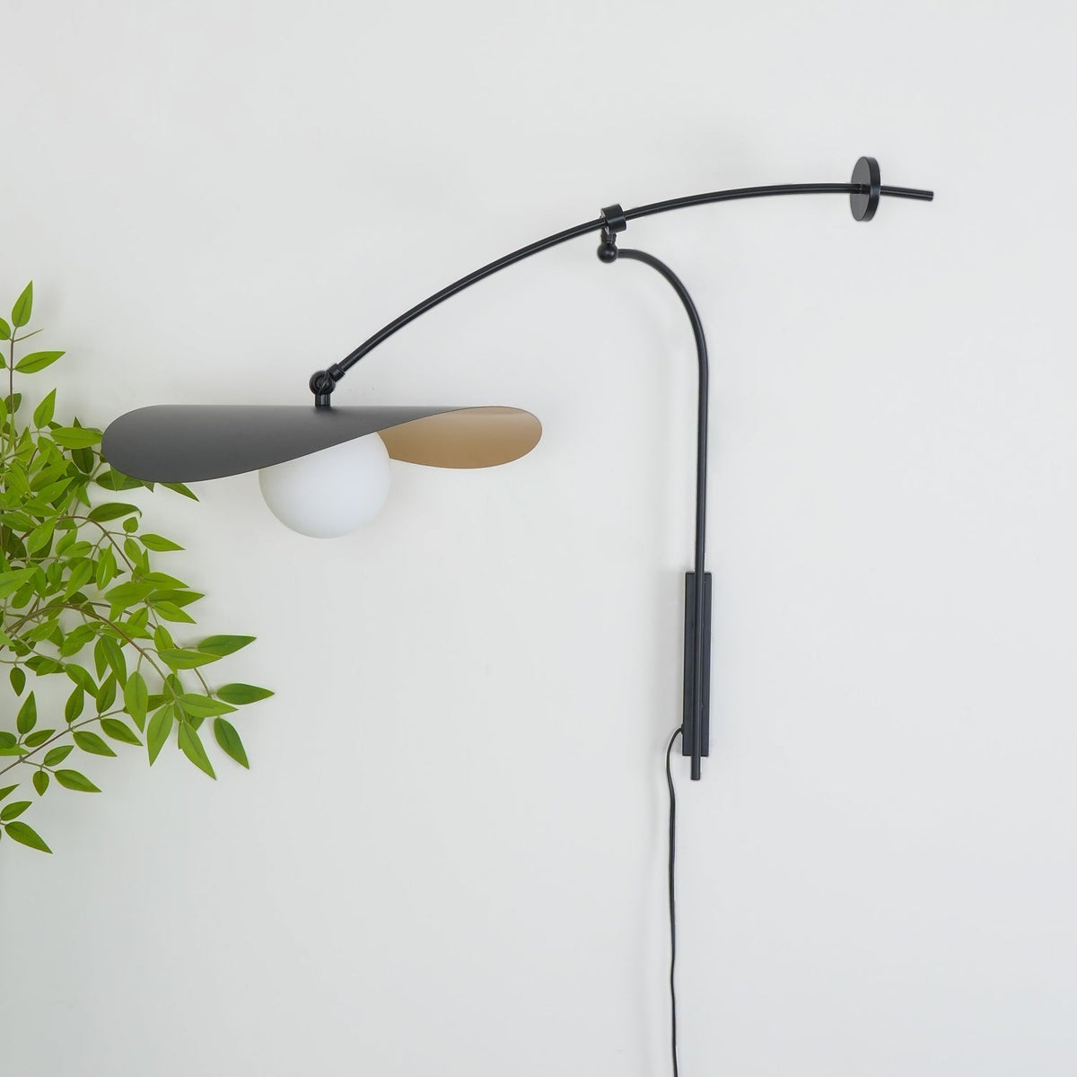 Tirove wandlamp van glas in minimalistisch ontwerp