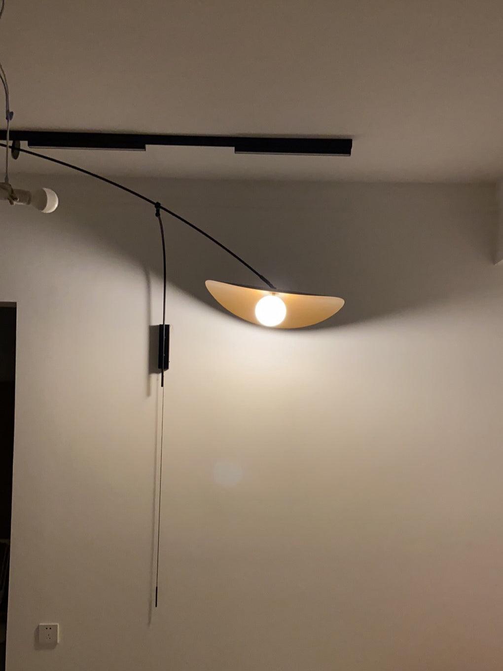 Tirove wandlamp van glas in minimalistisch ontwerp
