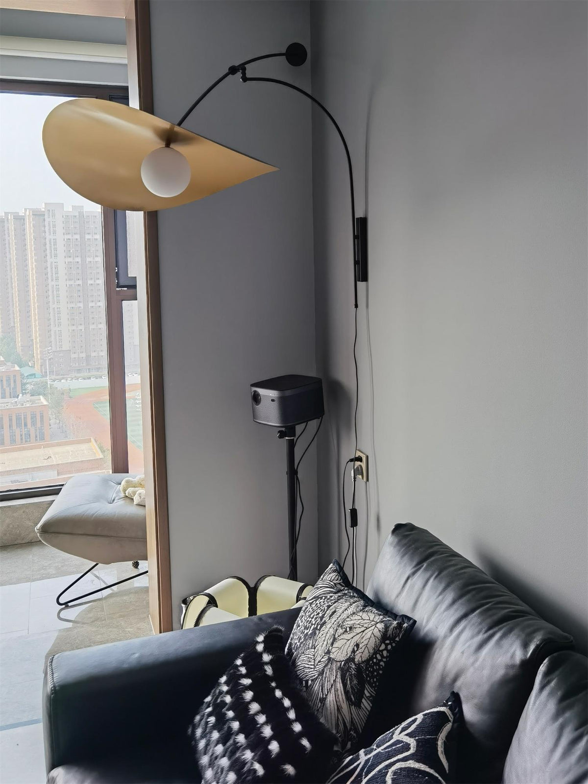 Tirove wandlamp van glas in minimalistisch ontwerp