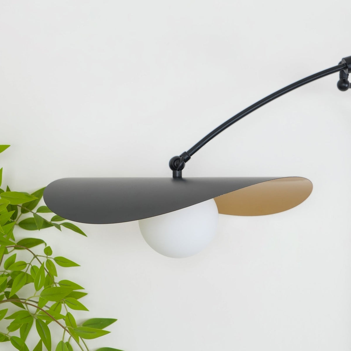 Tirove wandlamp van glas in minimalistisch ontwerp