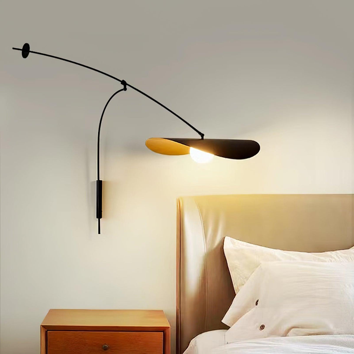 Tirove wandlamp van glas in minimalistisch ontwerp