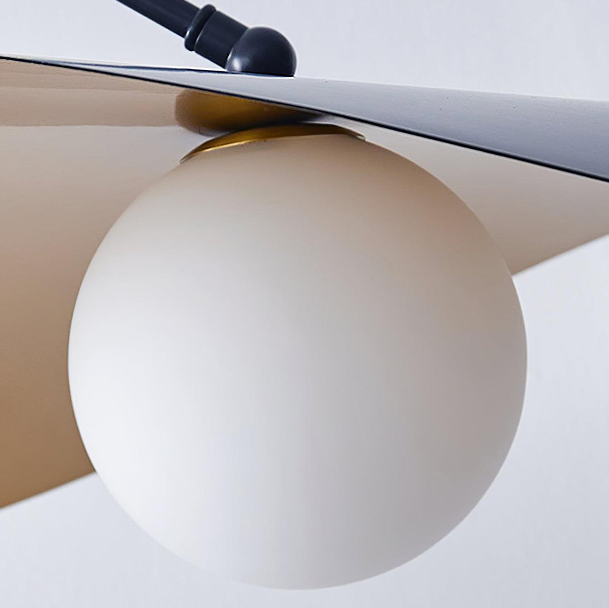 Tirove wandlamp van glas in minimalistisch ontwerp