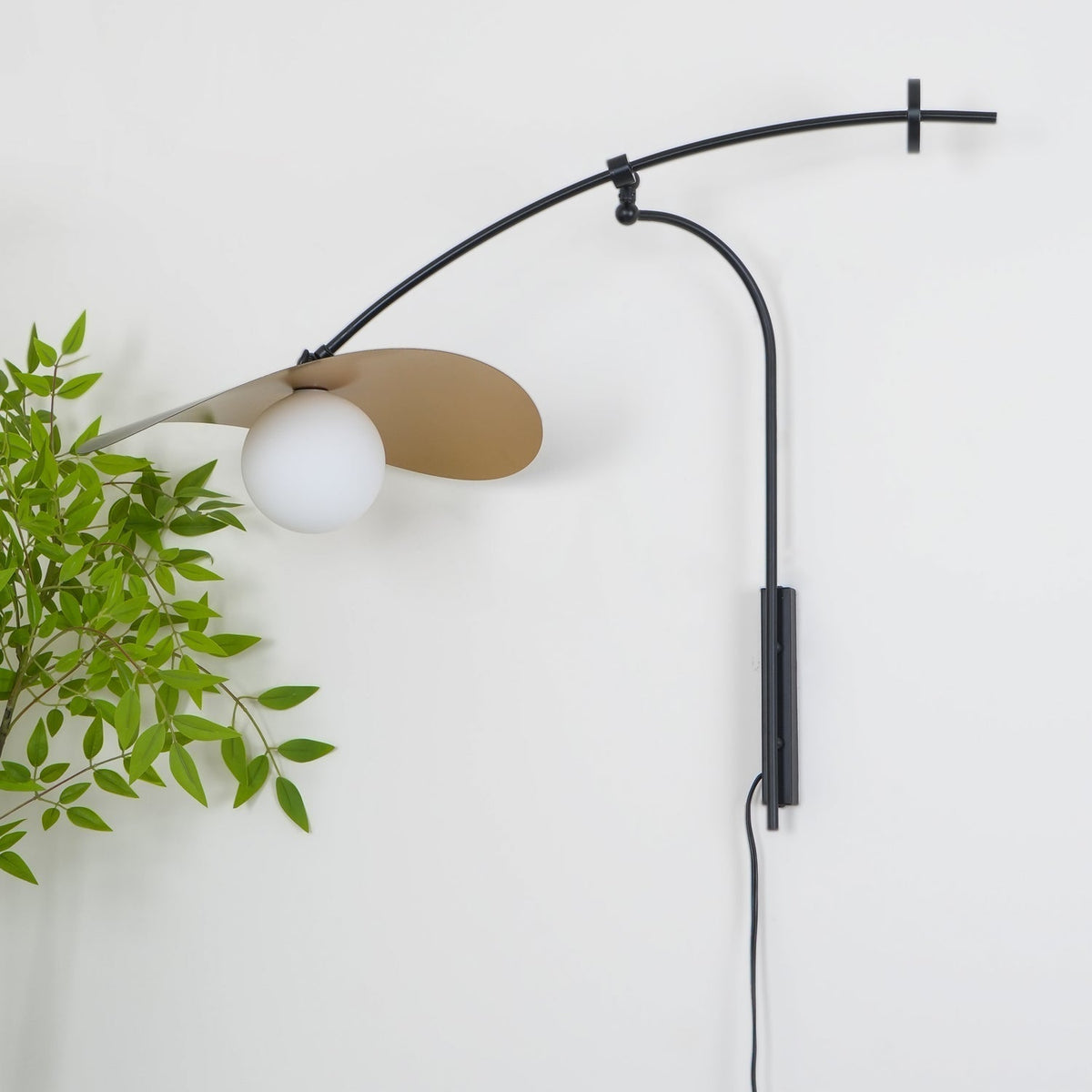Tirove wandlamp van glas in minimalistisch ontwerp