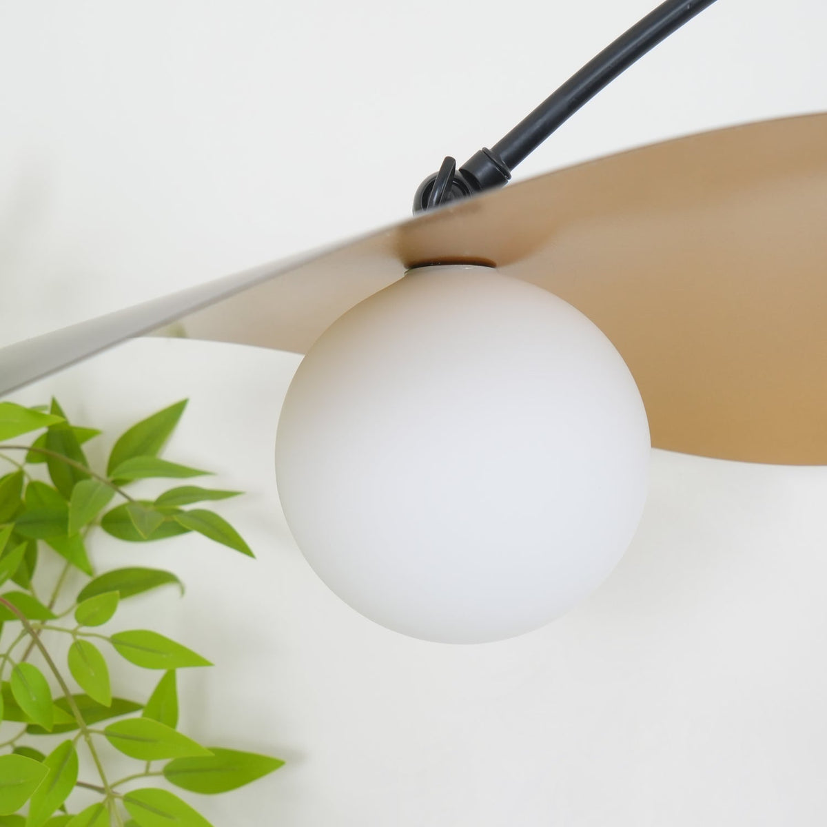 Tirove wandlamp van glas in minimalistisch ontwerp